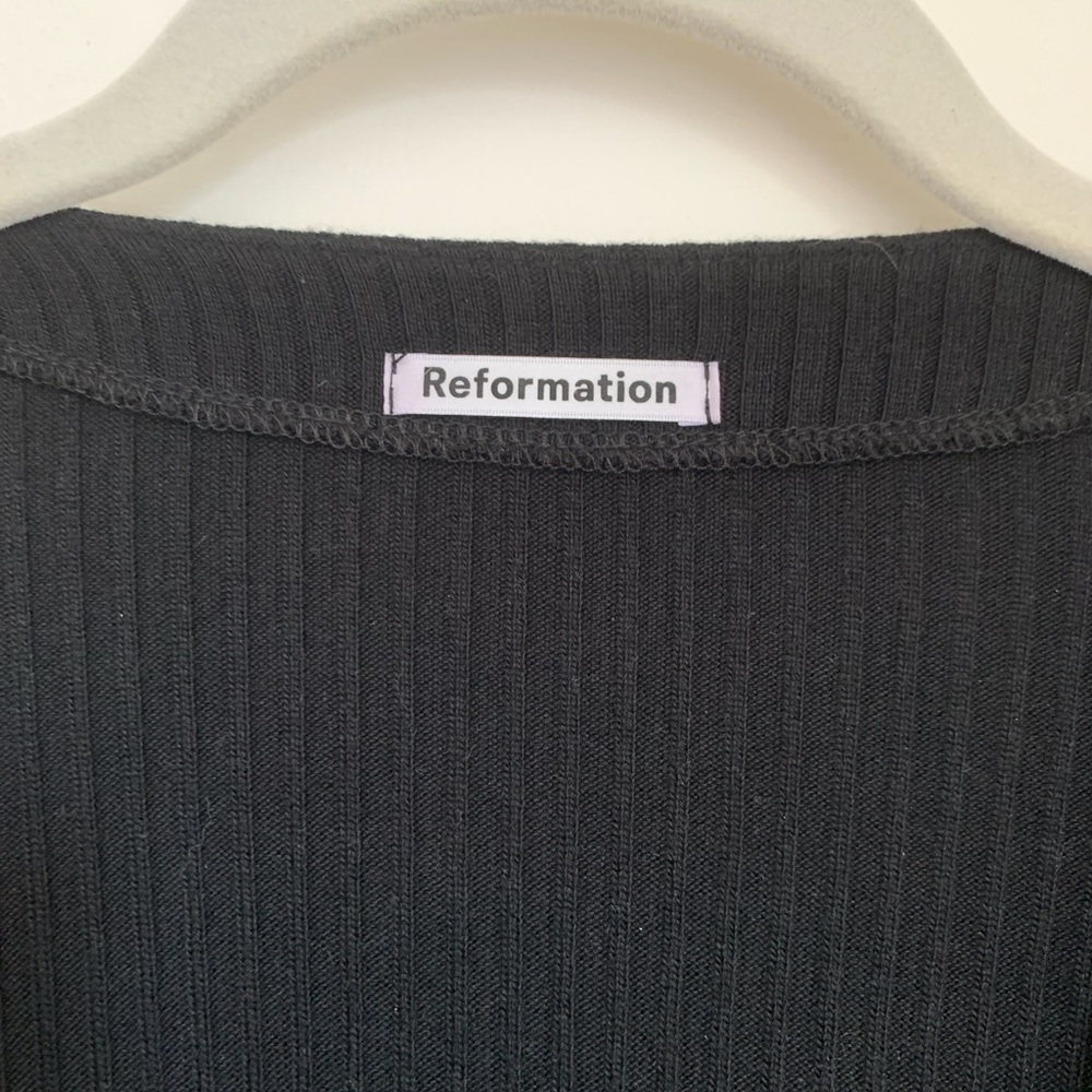 Black Ribbed V-Neck Button-Up Top - Picture 5 of 9